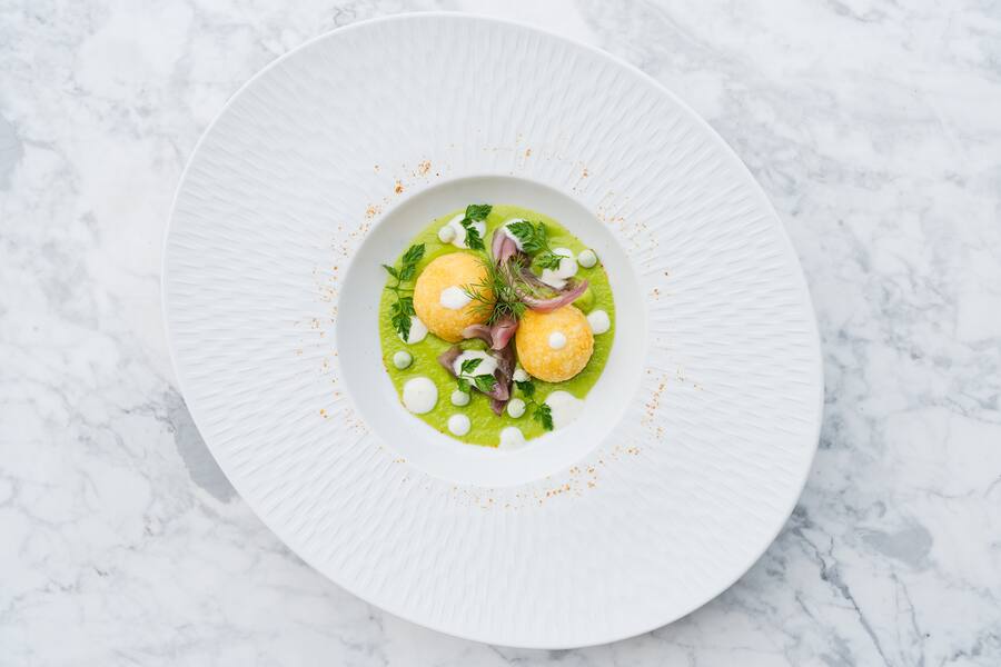 Food BallSbrinz | Erbsen | Ayran - Nespresso Gourmet Weeks - Restaurant Zur Taube - Zug - Chefkoch Ricardo Pianta - Gastgeber Giovannis Melis - August 2023 - Copyright Olivia Pulver