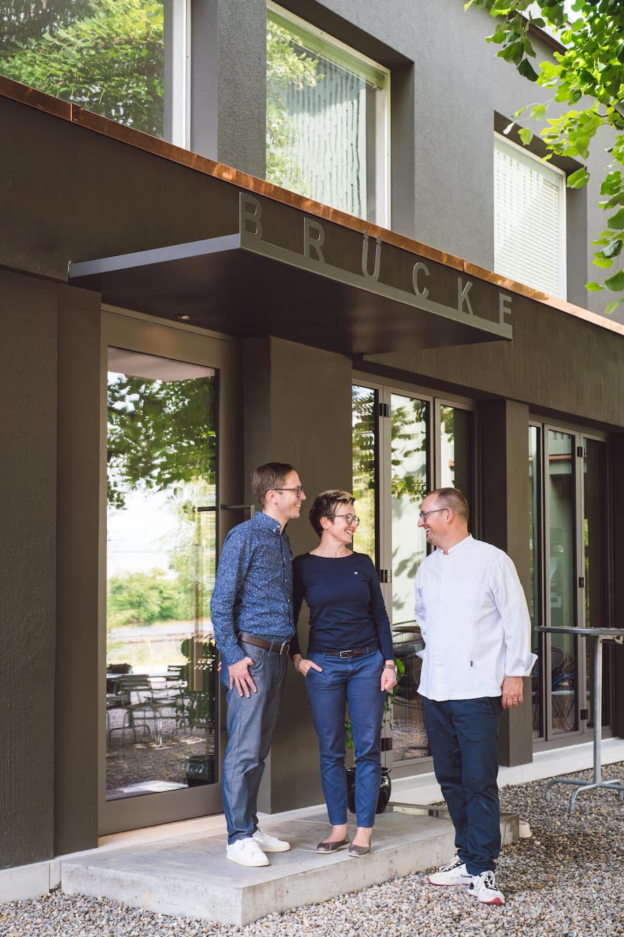 Gastgeber Markus und Sarah Gfeller mit Küchenchef Thomas Messerli - Restaurant Brücke, Niedergösgen (SO) - 07/2023 - Copyright Olivia Pulver