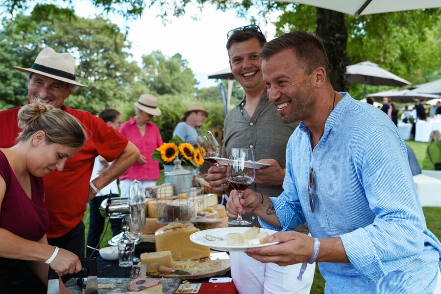 Jonny Fischer, Comedian und Foodie mit Martin Donatsch, Winzer bei Rolf Beeler am Stand - GaultMillau Garden Party 2023 - Bad Ragaz - 13. August 2023 - Copyright Olivia Pulver