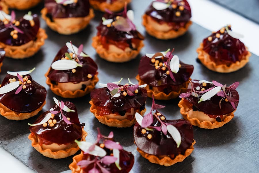 Patrick Mahler, Tartlette, Rindstatar, Entenleber, Rande, Cassis - Amuse-Bouches - GaultMillau Garden Party 2023 - Bad Ragaz - 13. August 2023 - Copyright Olivia Pulver
