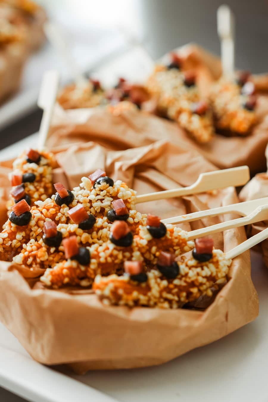 Tobias Funke, Barbecue-Mais, Bulgur, Fermentierter Knoblauch, Iberico-Schwein - Amuse-Bouches - GaultMillau Garden Party 2023 - Bad Ragaz - 13. August 2023 - Copyright Olivia Pulver