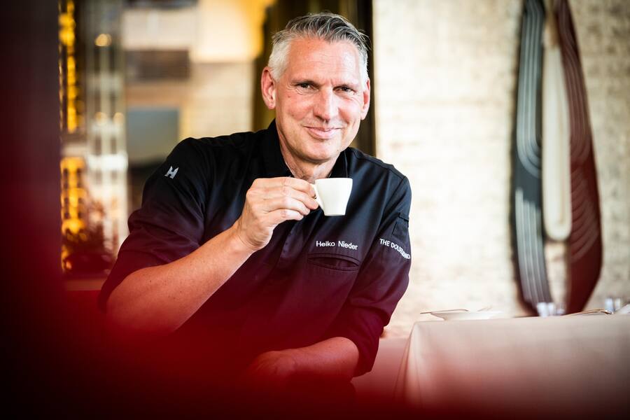 Mann mit Espressotasse