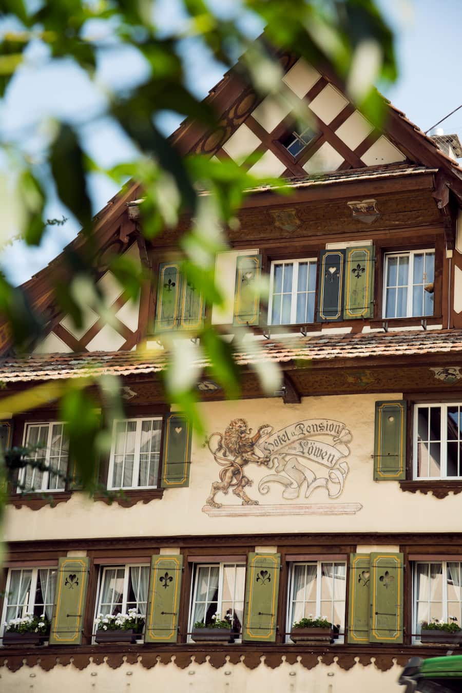 Fassade des historischen Gasthauses Löwen in Menzingen ZG