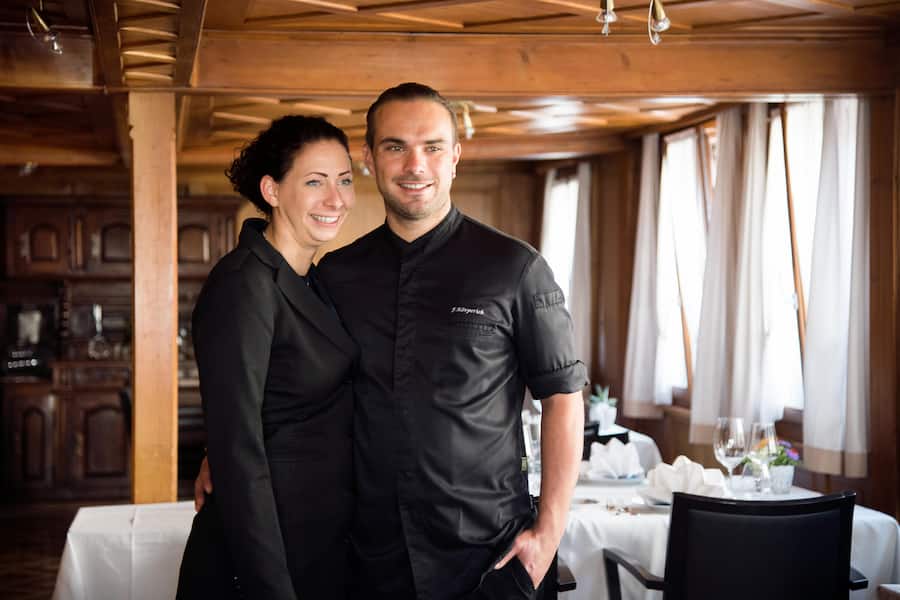 Ehepaar in schwarzer Uniform in historischer Gaststube