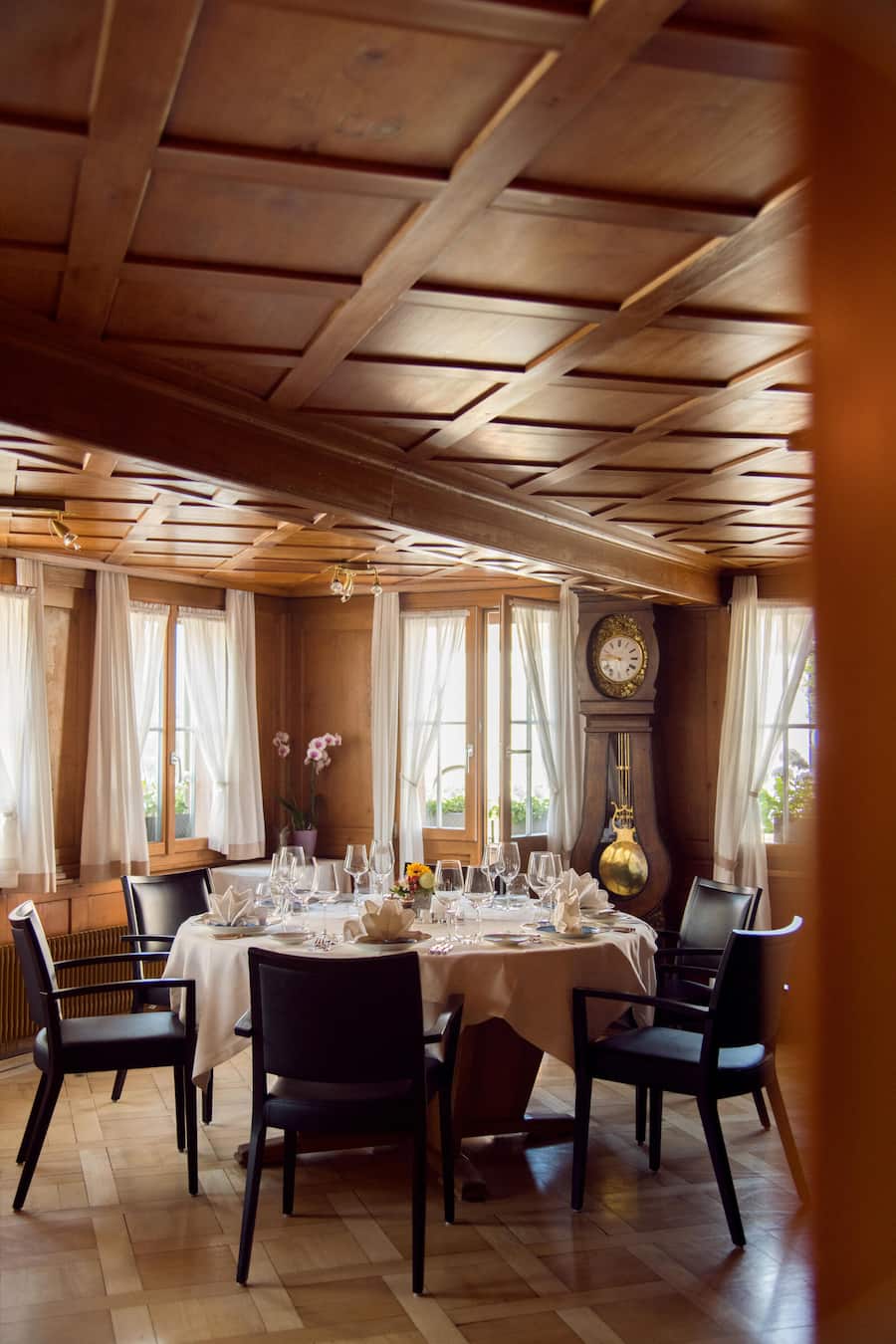 Innenansicht einer historischen, mit Holz getäferten Gaststube