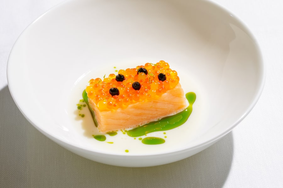 Heiko Nieder – Lachs mit Kopfsalatöl und Lakritz, GaultMillau Hotel des Jahres 2024