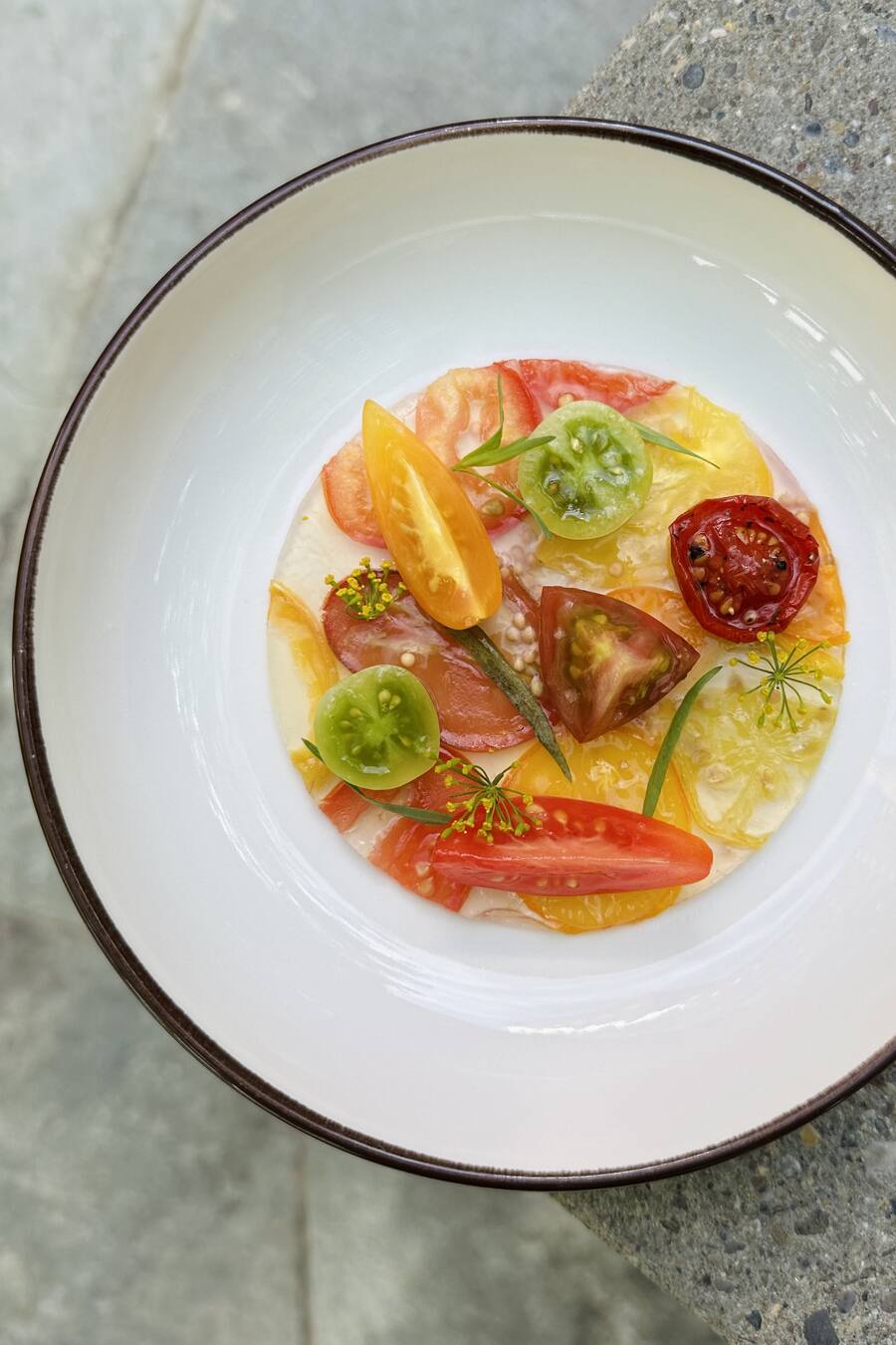 Im aktuellen Menü: Tomatencarpaccio in gelierter Tomatenessenz mit Estragon-Vinaigrette.