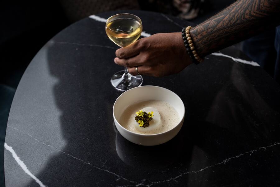 27.08.2023; Zürich: Kitchen Party in der Bar am Wasser mit Patrick Mahler. Gericht: Kabeljau Fenchelkompott, Von Jaune Beurre Blanc mit Kaviar. Drink Nussbutter-Wodka, Estragon-Infusion, Sake, Orange © Valeriano Di Domenico