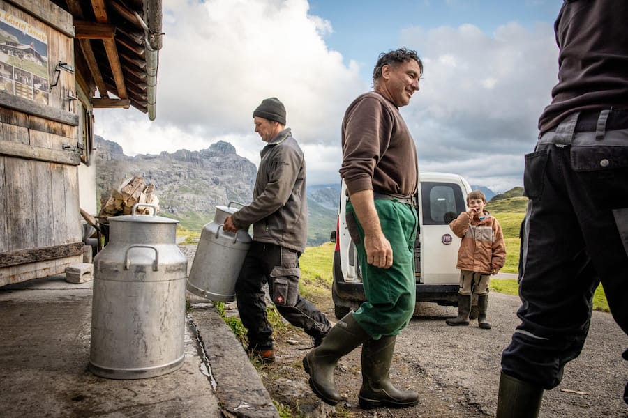 Alpkäserei Tannalp, Obwalden. Sbrinz-Serie. Mit Chef-Käser Arnold Bucher und Sohn Patrick.