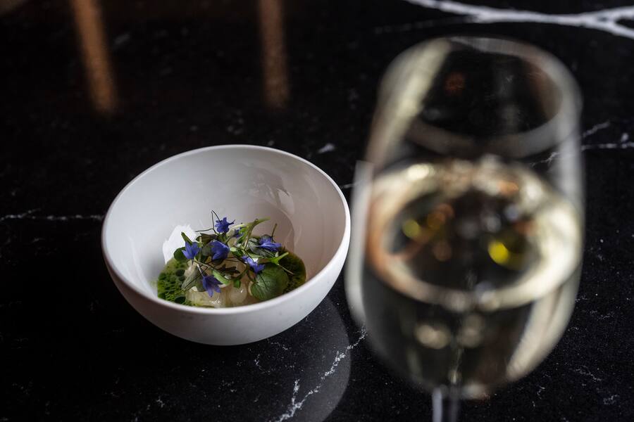 27.08.2023; Zürich: Kitchen Party in der Bar am Wasser mit Patrick Mahler. Gericht: Hiramasa-Kinish, gebeizt sowie Tatar Gurke, Apfel,Rettich, Jalapeno-Emulsion, Leche de Tigre. Drink: Olive, Salz, Rettich-Destillat, Jalapeno-Tinktur, Swiss Mountain Spring Tonic Water. © Valeriano Di Domenico