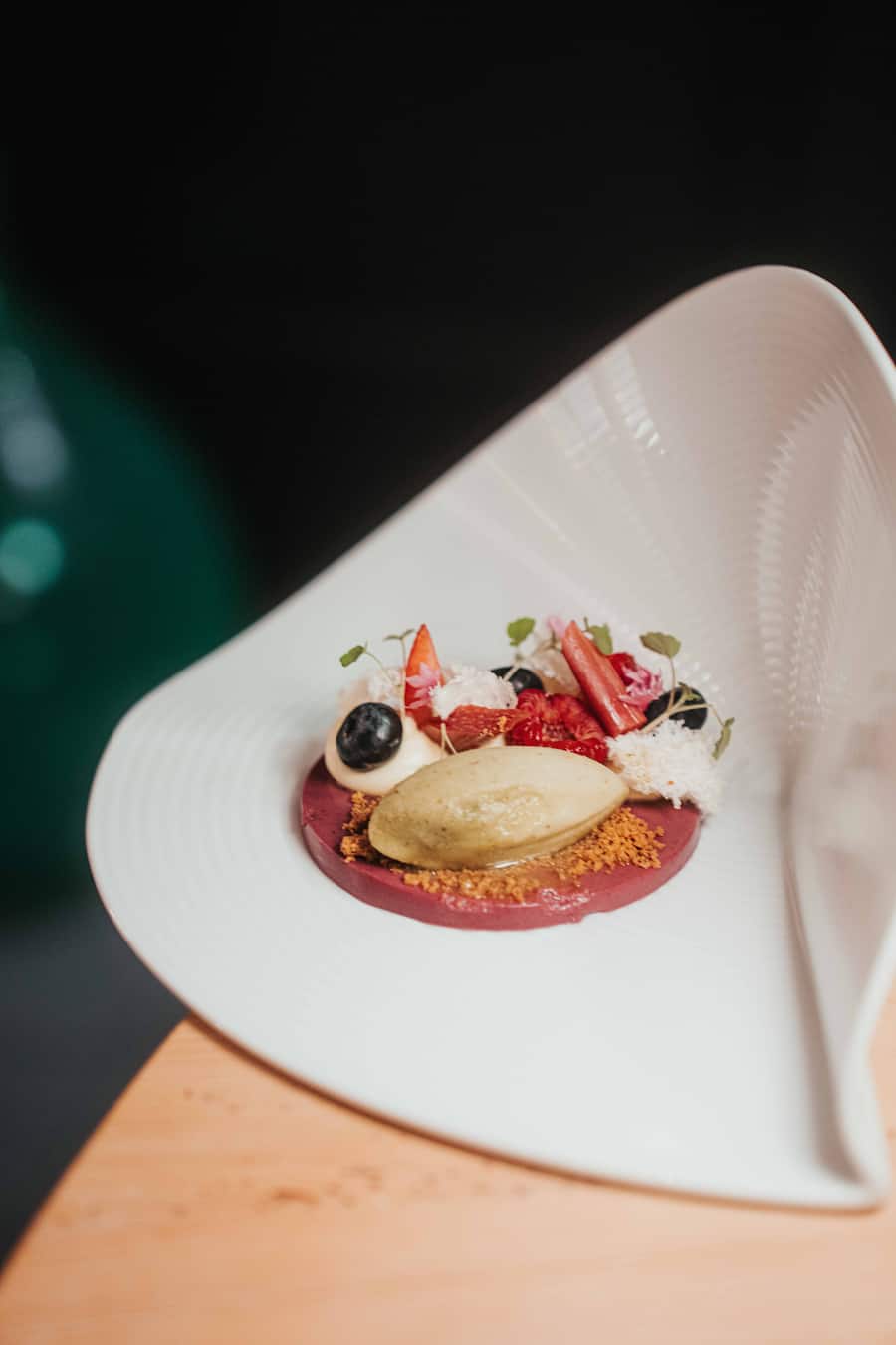 La Dispensa Neuchâtel Gerardo Metta V Panna cotta aux fruits rouges, rhubarbe confit, mascarpone, sorbet au basilic - lime