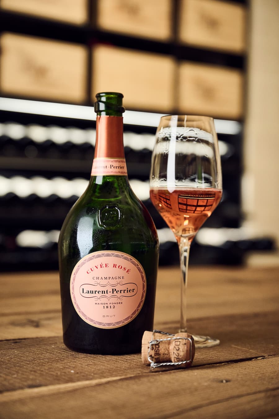 Loris Lenzo im Weinkeller des Hotel Einstein mit Laurent Perrier Rose Champagner