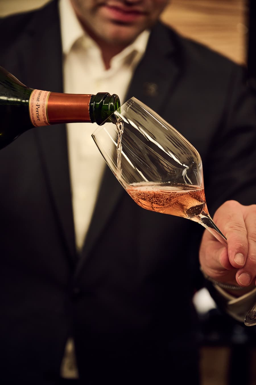 Loris Lenzo im Weinkeller des Hotel Einstein mit Laurent Perrier Rose Champagner