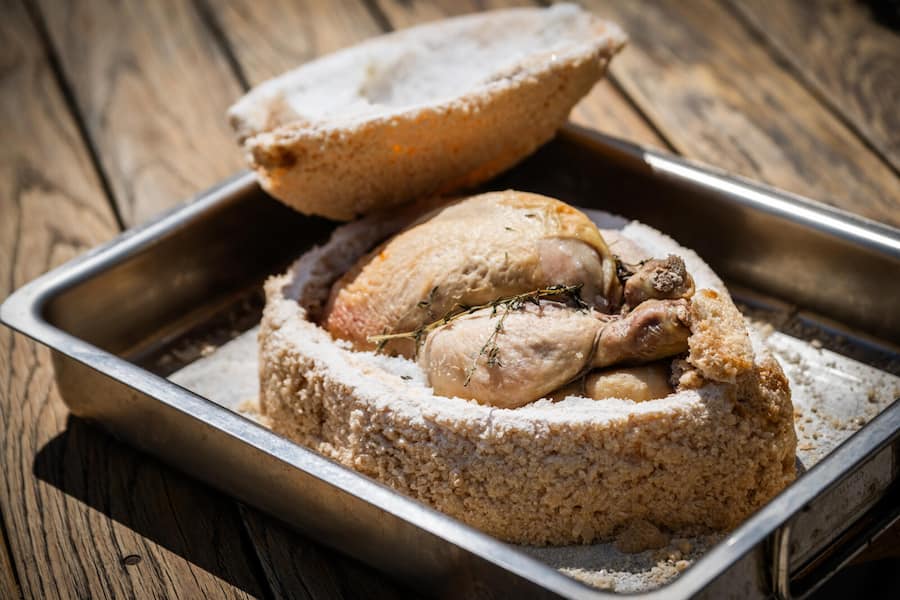 Markus Neff kocht auf dem Gütsch 2023: Schweizer Poularde in der Salzkruste, Bergtymian