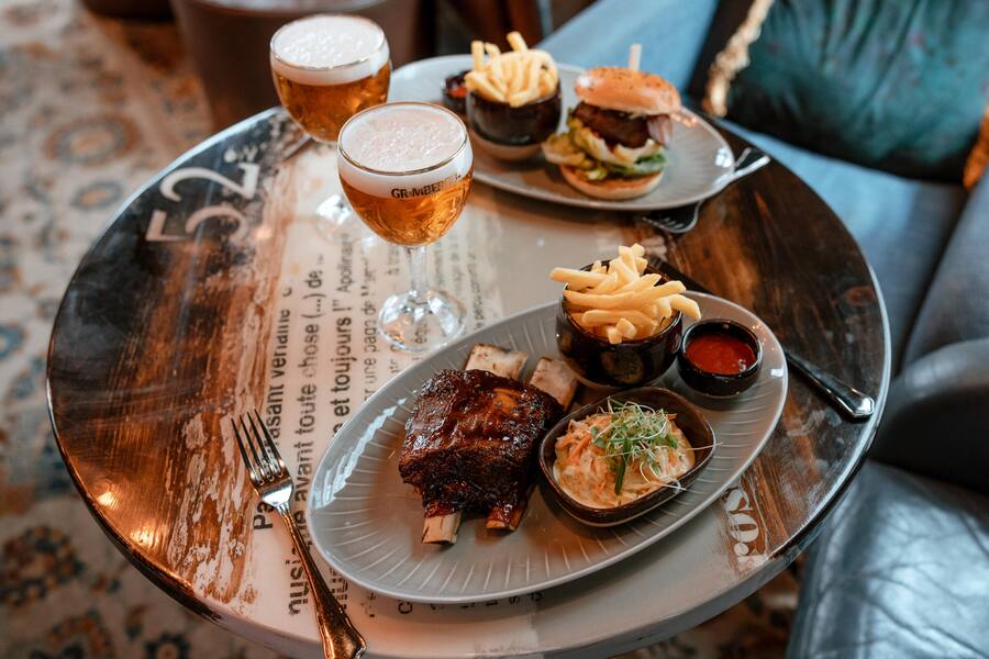 25.07.2.023, Zurich, Loft Five, BBQ Rindsfederstück mit Knusper Frites und Coleslaw dazu ein Grimberger Bier (photo by Remy Steiner for Schweizer Illustrierte)