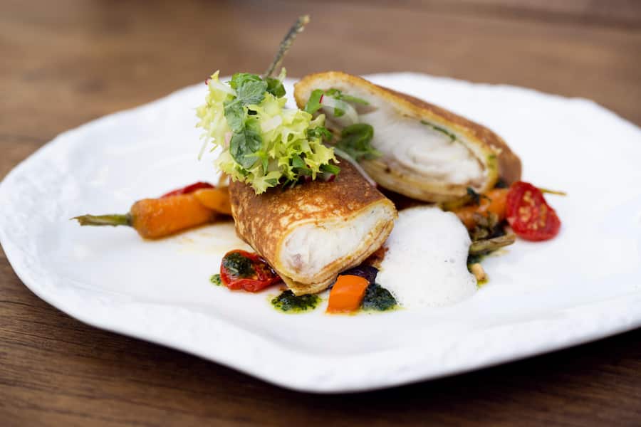 GM_Alpina Gstaad_Foodwaste Kochkurs_Zanderrolle mit Karotte, Sauerteigbrot und Gewürzsauce (Pike perch roll_carrot_sourdough bread_herb sauce)