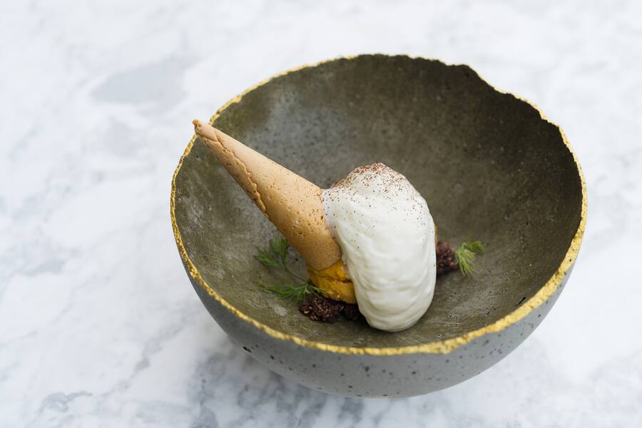 Salzige GlacePfirsich | Tomaten | Ziegen-Rahm - Nespresso Gourmet Weeks - Restaurant Zur Taube - Zug - Chefkoch Ricardo Pianta - Gastgeber Giovannis Melis - August 2023 - Copyright Olivia Pulver