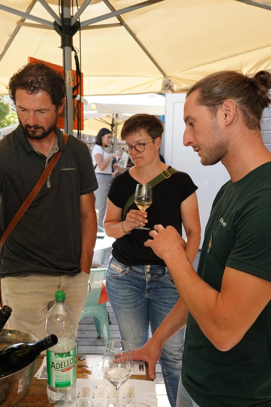 Auch er wird jede Frage beantworten: Winzer Patrick Adank (r.) mit Gästen.