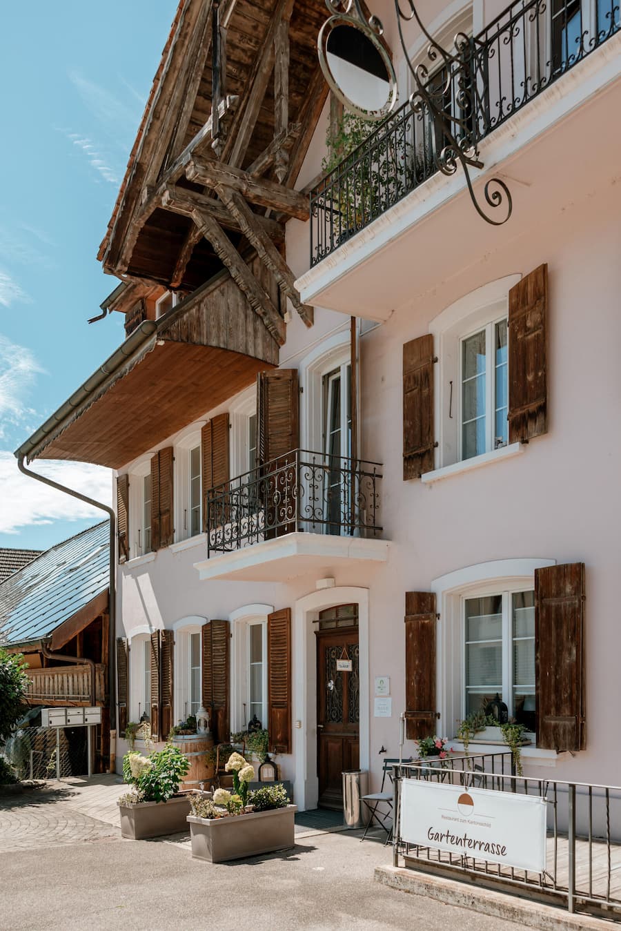 02.08.2023, Galmiz/Murten, Restaurant zum Kantonsschild, Aussenansicht