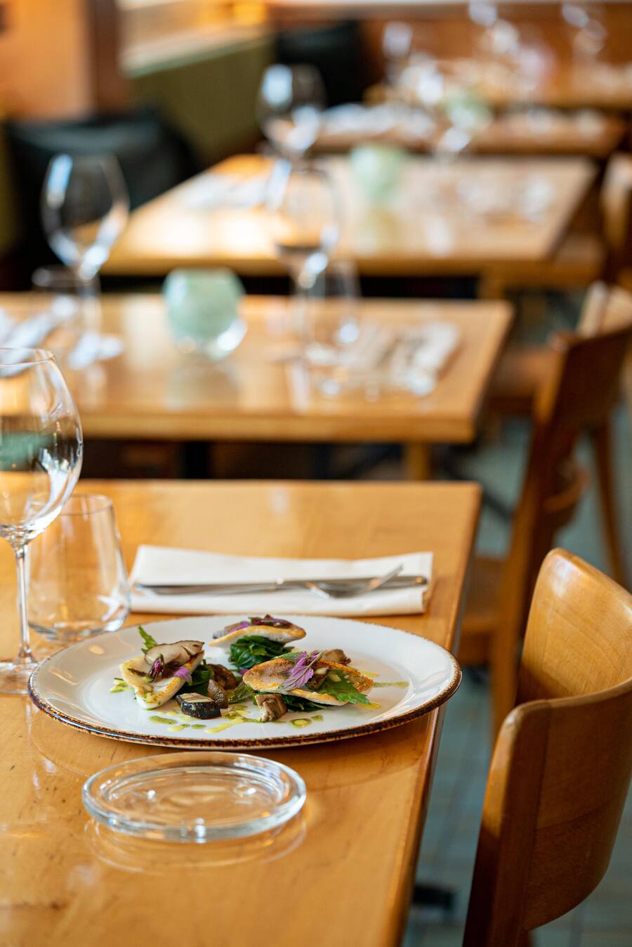 Gericht Eglifilets mit Spinat & Zitronen-Beurre-blanc von Chef Mathieu Bacon Restaurant Weisses Rössli, Zürich, ZH