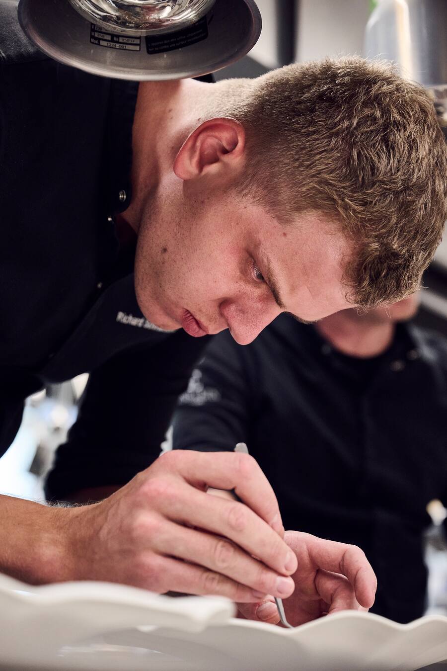 Sebastian Zier und Richard Schmidtkonz am anrichten in der Küche des Hotel Einstein