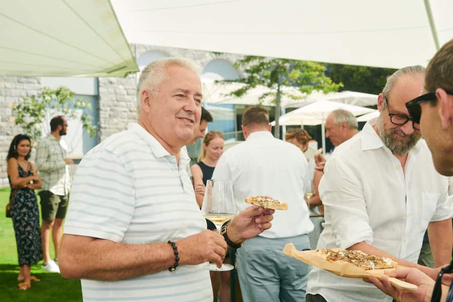 Peter Oppliger mit Gästen, rechts von ihm: Marc Gantenbein.