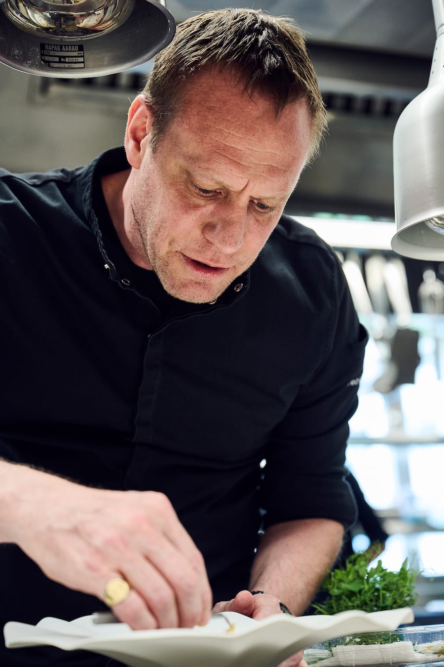 Sebastian Zier und Richard Schmidtkonz am anrichten in der Küche des Hotel Einstein