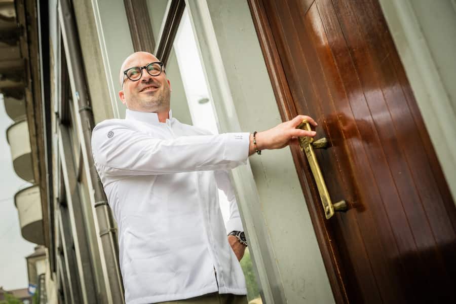 Starchef Laurent Eperon an der Türe der legendären Kronenhalle-Bar.