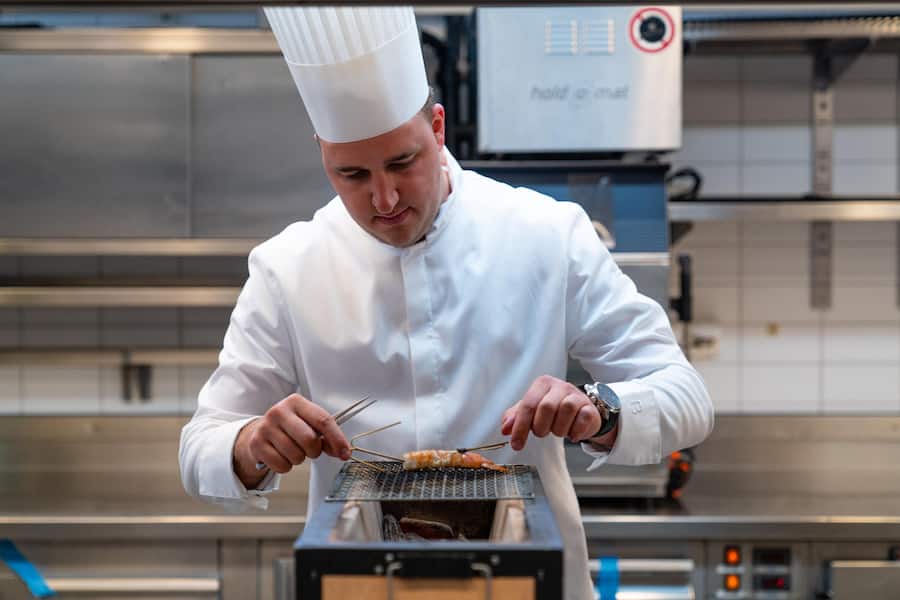 Maximilian Müller, Sous-Chef vom Restaurant Pavillon, Hotel Baur au Lac bereitet Swiss Shrimps auf dem Japanischen Grill zu - Wein & Swiss Shrimps - 18. Februar 2020 - Copyright Olivia Pulver Swiss Shrimps, Laurent Eperon, Marc Almert, Baur au Lac, Zürich © Olivia Pulver