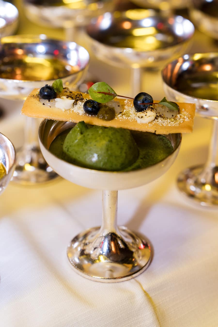 Schweizerhof Zermatt Kitchen & La Muña, Marius Pfefferkorn: Sauerampfer-Sorbet, Michel Reybier-Champagne, Cialda - Kitchenparty Zermatterhof / Mont Cervin, Zermatt - 25. August 2023 - Copyright Olivia Pulver