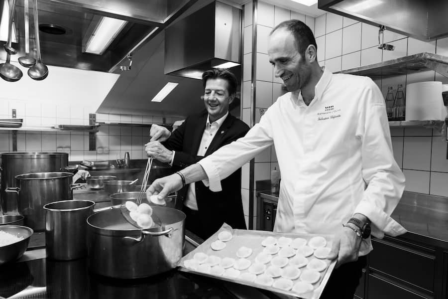 Rafael Biner, General Manager Mont Cervin und Salvatore Elefante, Ristorante Capri: Ravioli Capresi, Caciotta pomodorini, Basilico - Kitchenparty Zermatterhof / Mont Cervin, Zermatt - 25. August 2023 - Copyright Olivia Pulver