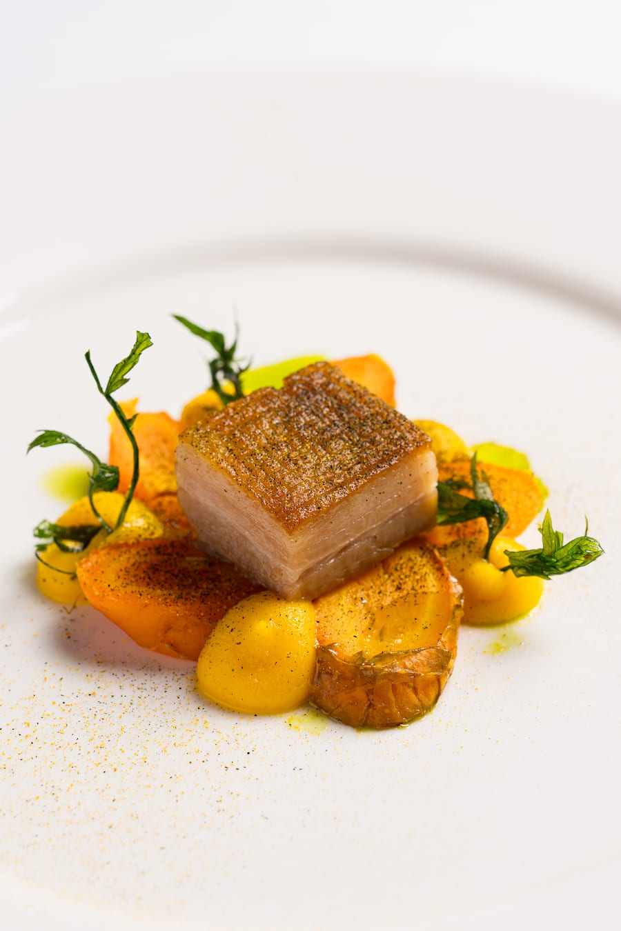 Brasserie Lusi & Lounge, Miriam Schwarz: Spanferkelbauch 48 Std,Walliser Rüebli-Variation - Kitchenparty Zermatterhof / Mont Cervin, Zermatt - 25. August 2023 - Copyright Olivia Pulver