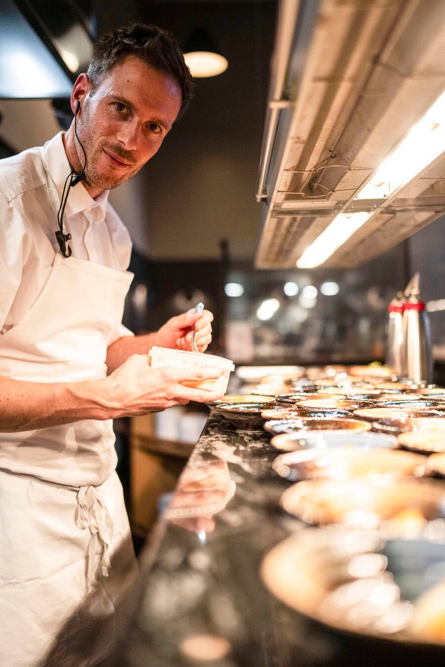 19.07.2923; Bern: UBS-Fourhander Steinhalle Bern; Markus Arnold bereitet die Vorspeise vor. © Valeriano Di Domenico