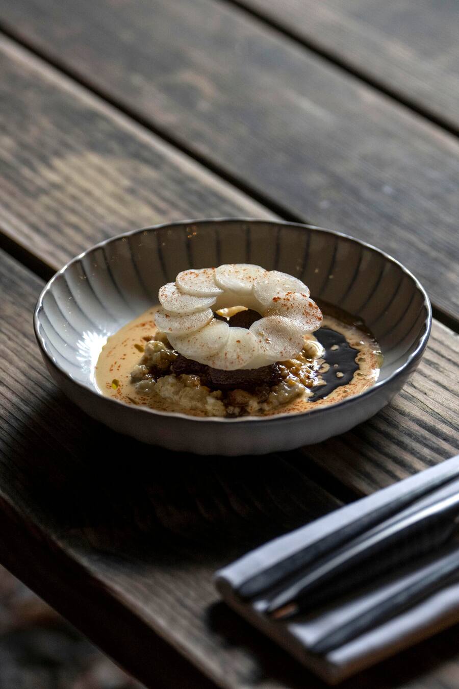 19.07.2923; Bern: UBS-Fourhander Steinhalle Bern; Hauptgang von Markus Arnold, Geschmorte Lammkopfbäggli aus Grindelwald Kohlrabi, Paprika Beurre Blanc, Rotweinjus. © Valeriano Di Domenico