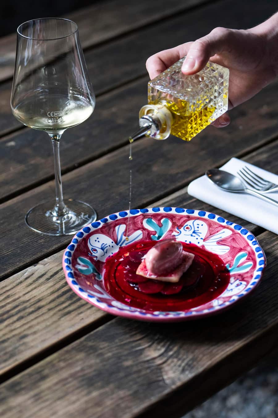 19.07.2923; Bern: UBS-Fourhander Steinhalle Bern; Vorspeise von Markus Arnold Seeländer Randentartar mit geräucherter Rubiger Forelle, Fanden-Gazpacho, Waldbeerensorbet. Wein 2022 Chasselas Johanniter Selection, Johanniterkeller © Valeriano Di Domenico