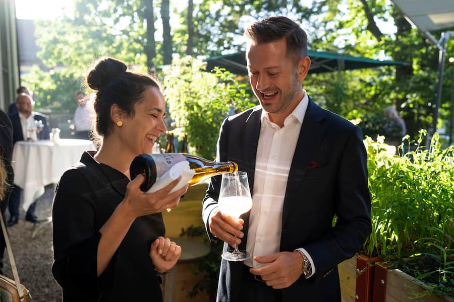 19.07.2923; Bern: UBS-Fourhander Steinhalle Bern; Portrait von Sommeliere Ines Triebenbacher und UBS Wealth Advisor Marco Formoso. © Valeriano Di Domenico