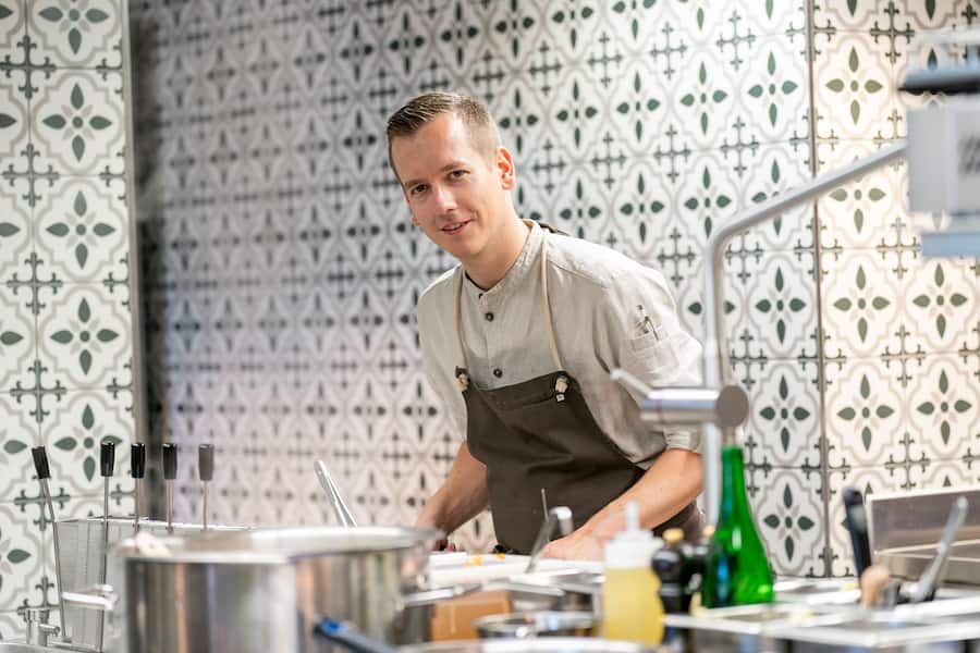 Restaurant Multertor , im Globus St. Gallen von Tobias Funke, Küchenchef Andi von Gunten