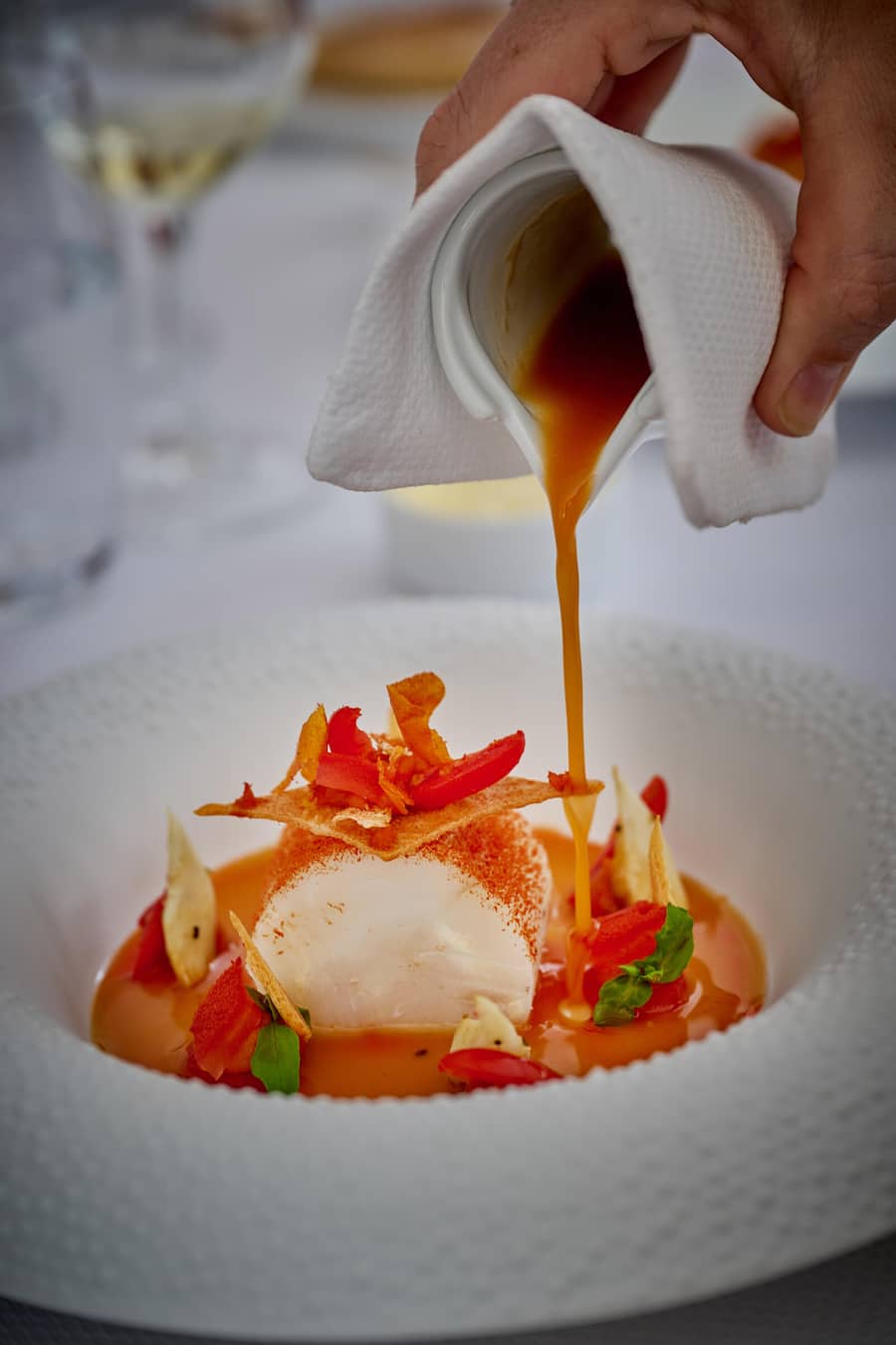 Crans Montana le 2 et 3 septembre 2023 , l EUROPEAN OMEGA MASTERS, tournoi de golf prestigieux sur le haut plateau , Franck Giovannini, chef étoilé de lâhôtel de ville de Crissier, a préparé pour 25 privilégiés sur le stand de l ASGI un menu en en couleurs avec un accord de vin de la Cave jean rené Germanier à Vétroz présenté par Gilles BESSE.ici Escabèche de barbue des pêches bretonnes aux tomates grappes du canton et petits violets © Sedrik Nemeth