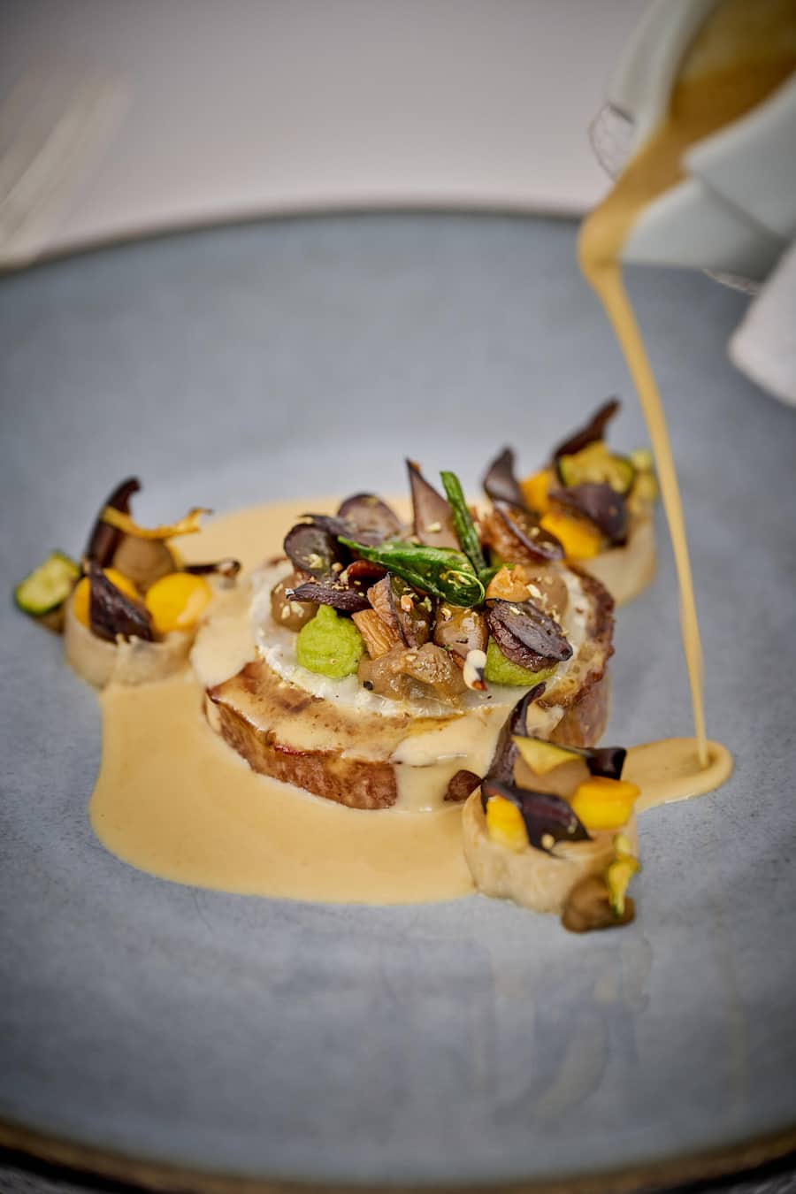 Crans Montana le 2 et 3 septembre 2023 , l EUROPEAN OMEGA MASTERS, tournoi de golf prestigieux sur le haut plateau , Franck Giovannini, chef étoilé de lâhôtel de ville de Crissier, a préparé pour 25 privilégiés sur le stand de l ASGI un menu en en couleurs avec un accord de vin de la Cave jean rené Germanier à Vétroz présenté par Gilles BESSE.ici coeur de filet de boeuf lustré aux olives picholine jus puissant moutarde à lâorigan sauvage © Sedrik Nemeth