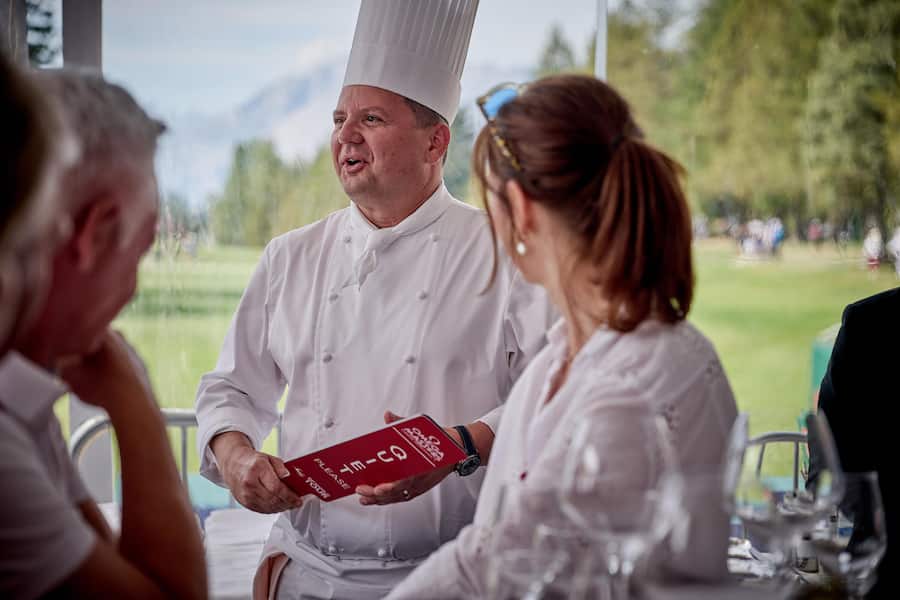 Crans Montana le 2 et 3 septembre 2023 , l EUROPEAN OMEGA MASTERS, tournoi de golf prestigieux sur le haut plateau , Franck Giovannini, chef étoilé de lâhôtel de ville de Crissier, a préparé pour 25 privilégiés sur le stand de l ASGIun menu en en couleurs avec un accord de vin de la Cave jean rené Germanier à Vétroz présenté par Gilles BESSE. © Sedrik Nemeth