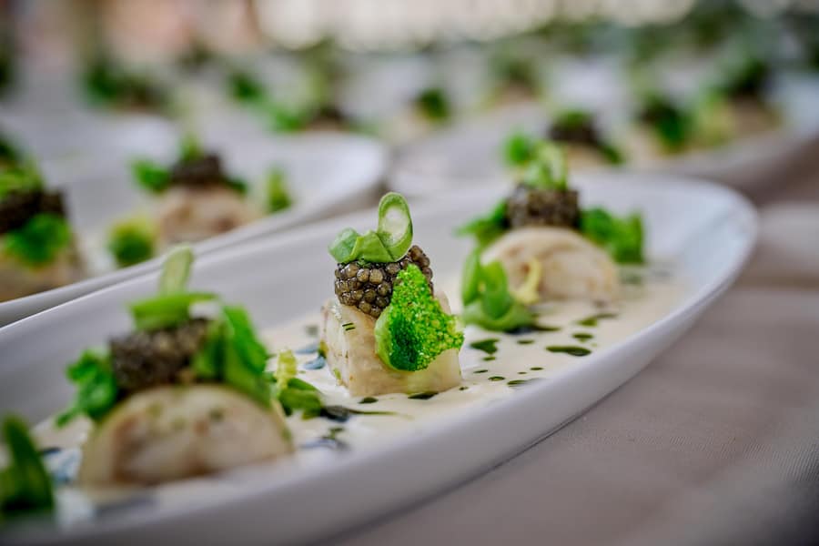 Crans Montana le 2 et 3 septembre 2023 , l EUROPEAN OMEGA MASTERS, tournoi de golf prestigieux sur le haut plateau , Franck Giovannini, chef étoilé de lâhôtel de ville de Crissier, a préparé pour 25 privilégiés sur le stand de l ASGIun menu en en couleurs avec un accord de vin de la Cave jean rené Germanier à Vétroz présenté par Gilles BESSE.ici Filet de perches du Léman marinés au chasselas de la Côte haricots croquants et perles noires © Sedrik Nemeth