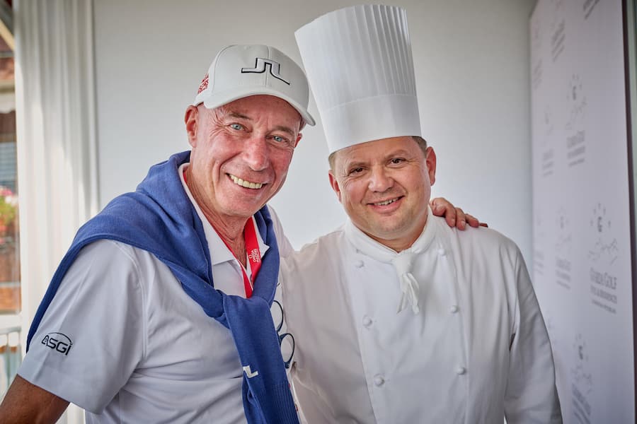 Crans Montana le 2 et 3 septembre 2023 , l EUROPEAN OMEGA MASTERS, tournoi de golf prestigieux sur le haut plateau , Franck Giovannini, chef étoilé de lâhôtel de ville de Crissier, a préparé pour 25 privilégiés sur le stand de l ASGIun menu en en couleurs avec un accord de vin de la Cave jean rené Germanier à Vétroz présenté par Gilles BESSE. Ici, Pascal Germanier secrétaire général de l' ASGI et Franck Giovannini © Sedrik Nemeth