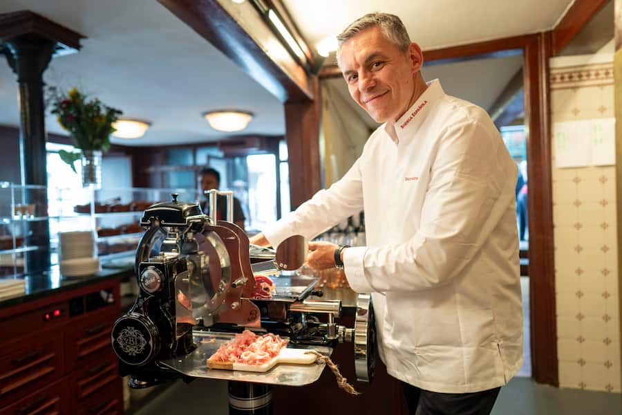 Bodega Espagnola, Gastgeber David Martinez Salvany am Jamon schneiden