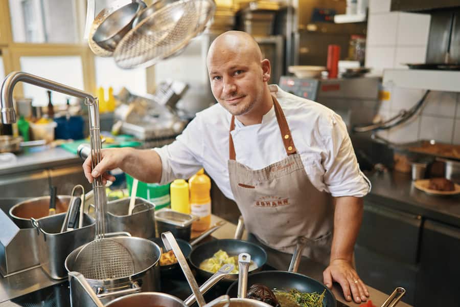 Lammgigot aus dem Ofen mit Jus aus altem Balsamico, Schlutzkrapfen mit Sauerklee-Frischkäsefüllung, Eierschwämmen und «Fetana»-Bröckchen von Christoph Hartmann, Koch Taverne Johann, Basel, 12.09.2023, Foto Lucai Hunziker