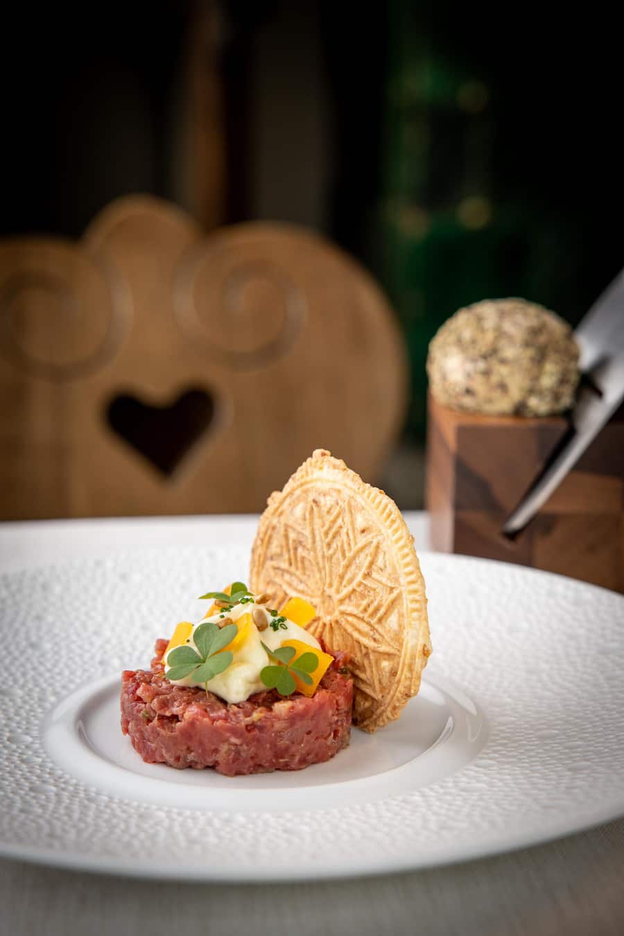 Tatar aus Holzen-Angus mit Baked-Potatos-Schaum, Sauerklee vom Kreuz-Garten, Gehobelte Geissen-Chugeli, Kartoffelbrezel