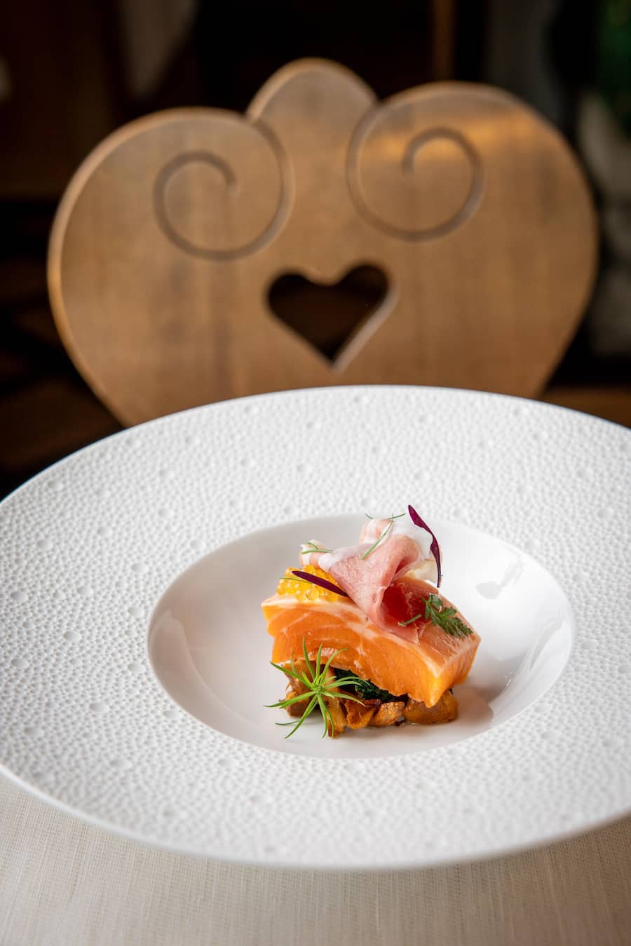 Saibling sous vide auf Pfifferlingen, Landrauchschinken vom Alpenschwein, Fichtensprossen-Beurre blanc