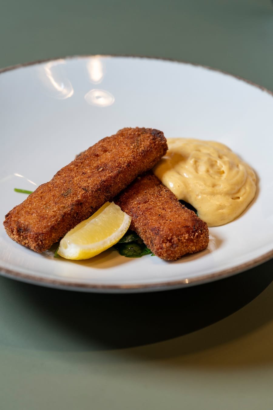 Restaurant Multertor , im Globus St. Gallen von Tobias Funke , Fischstäbli mit Wildfang Kabeljau