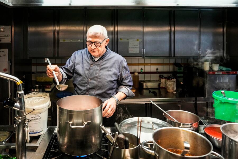 30.03.2023; Roggliswil (LU); Schwartenmagen Gasthof Ochsen; Reportage Herstellung Schwartenmagen bei Philipp Blum im Gasthof Ochsen. Im Untergeschoss befindet sich seine Metzgerei wo er die verschiedene Fleischprodukte selber herstellt. © Valeriano Di Domenico