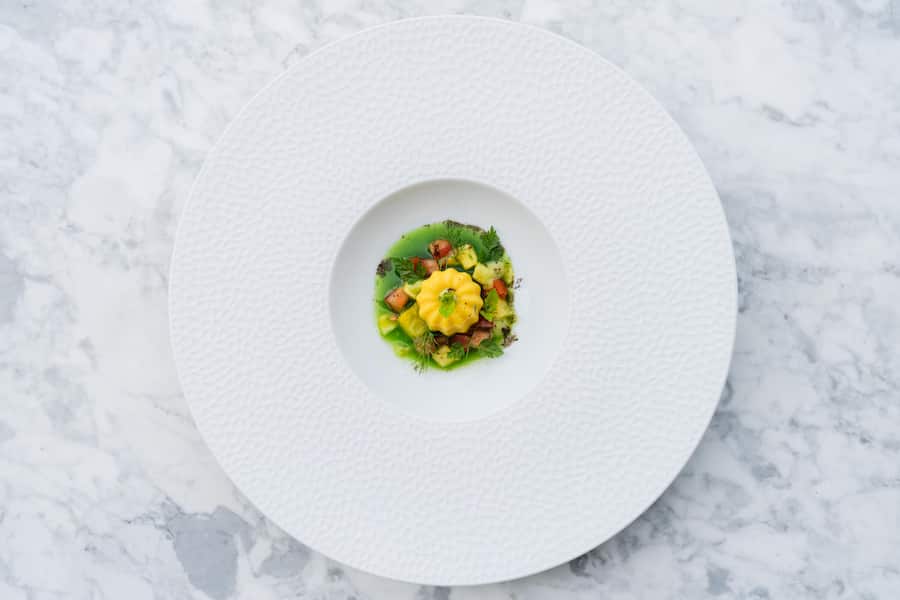 Gemüse-Canelés Ananas & Tomaten | Pinienkerne | Bergamotte - Nespresso Gourmet Weeks - Restaurant Zur Taube - Zug - Chefkoch Ricardo Pianta - Gastgeber Giovannis Melis - August 2023 - Copyright Olivia Pulver