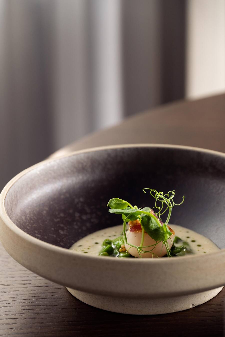 GM_Negral_Löwen_St.Urban_Jakobsmuschel aus Holland, Erbsencreme, Erbsensalat, Minzöl-Beurre blanc, eingelegte rote Zwiebeln, Dijonsenfkernen